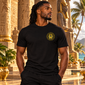 Homme antillais portant le T-shirt Dynastie éternelle avec logo côté cœur