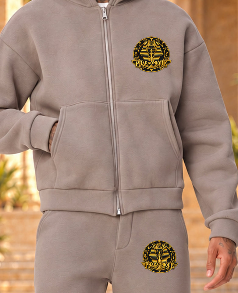 Ensemble sweat zippé et pantalon homme Kemet Brown – détail des logos côté cœur et poche gauche