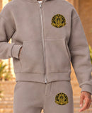 Ensemble sweat zippé et pantalon homme Kemet Brown – détail des logos côté cœur et poche gauche