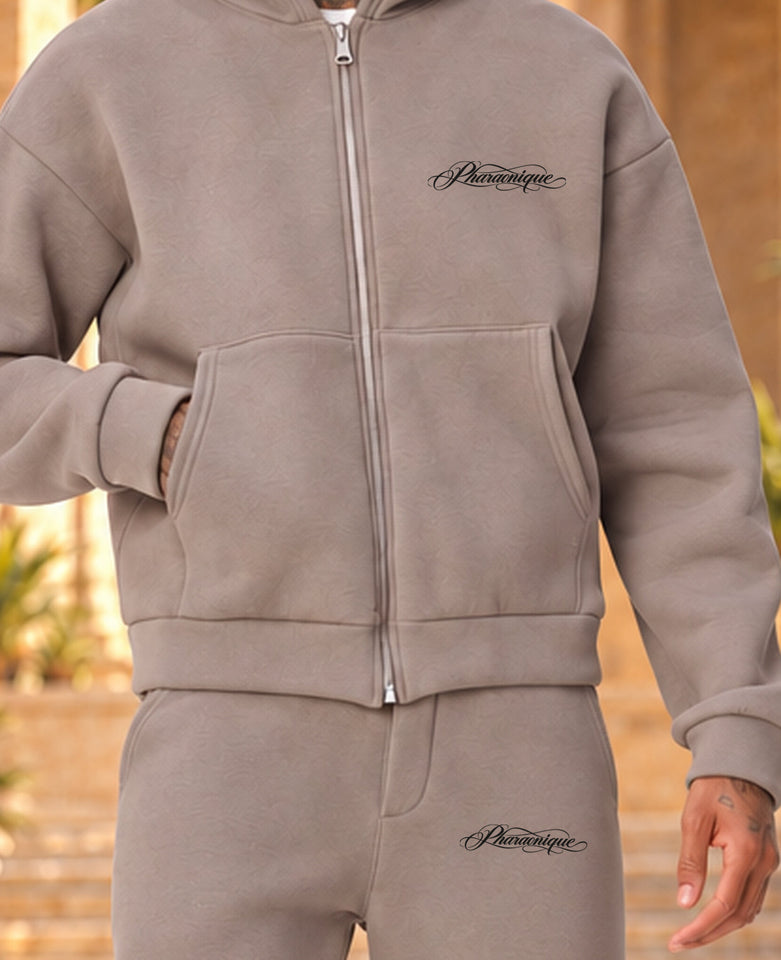 Ensemble sweat zippé et pantalon homme New Pharaon Brown – détail des logos côté cœur et poche gauche