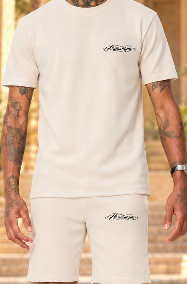 New Pharaon beige : détail du logo Pharaonique noir côté cœur et sur la poche gauche du short