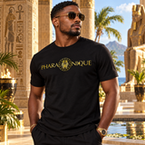 Homme antillais portant le T-shirt Royaume d’Or avec logo Pharaonique de 29 cm
