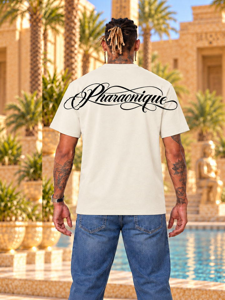 T-shirt oversize homme New Pharaon Blanc cassé, vue de dos, logo Pharaonique dans le haut du dos